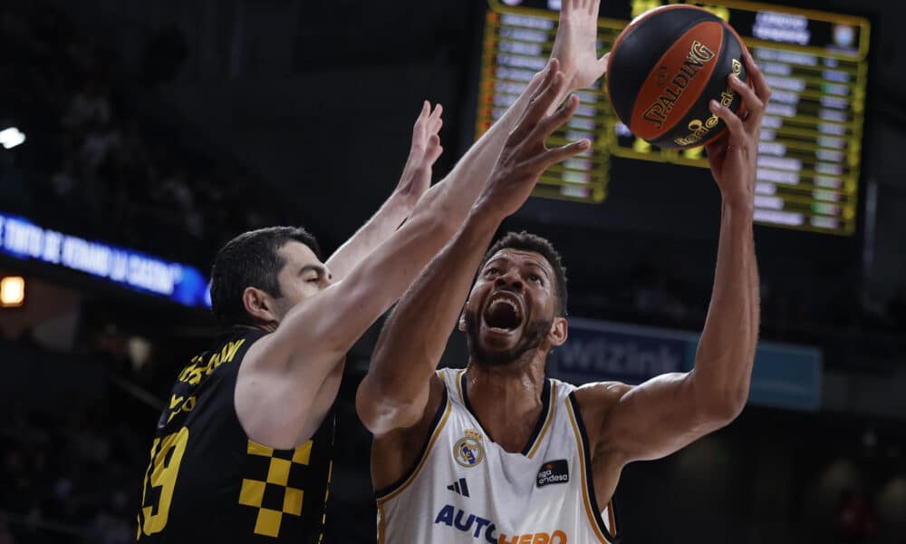 El jugador del Real Madrid Walter Tavares (d) en acción ante Gio Shermadini, del Lenovo Tenerife, durante su partido de la jornada 24 de la Liga Endesa disputado en Madrid. EFE/ Daniel Gonzalez