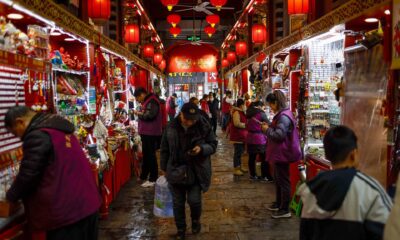 Personas caminan por una zona comercial de Pekín, en una fotografía de archivo. EFE/EPA/Mark R. Cristino
