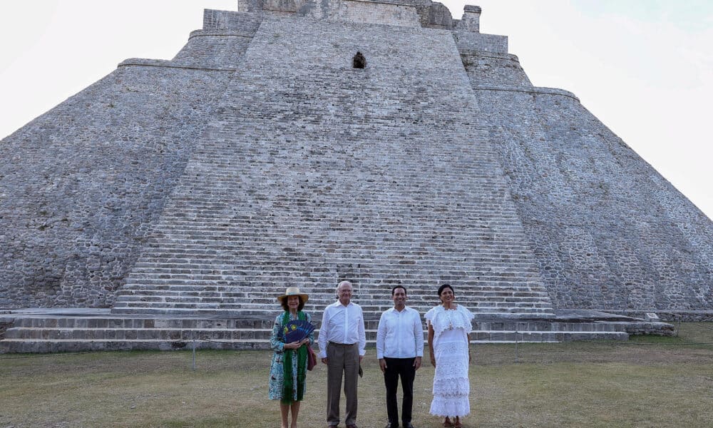 El rey de Suecia Carlos XVI Gustavo (2,i) y la reina Silvia (i), posan con el gobernador de Yucatán Mauricio Vila Dosal (2,d) y la secretaria de Cultura Alejandra Fraustro (d), durante una recepción de bienvenida en la Pirámide del Adivino en la zona arqueológica de Uxmal este jueves en la ciudad de Mérida (México). EFE/Lorenzo Hernández