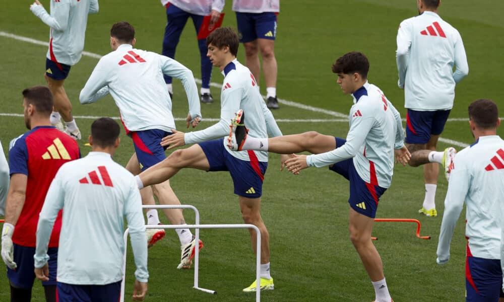 Los jugadores de la selección española Pau Cubarsí (2d) y Robin Le Normand (c) durante el entrenamiento previo al partido amistoso contra Brasil . EFE/Mariscal