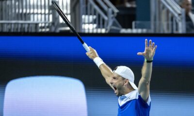 El tenista búlgaro Grigor Dimitrov fue registrado este jueves, 28 de marzo, al celebrar su victoria sobre el español Carlos Alcaraz, al final de un partido de los cuartos de final del Master 1000 de Miami, en Miami (Florida, EE.UU.). EFE/Cristóbal Herrera