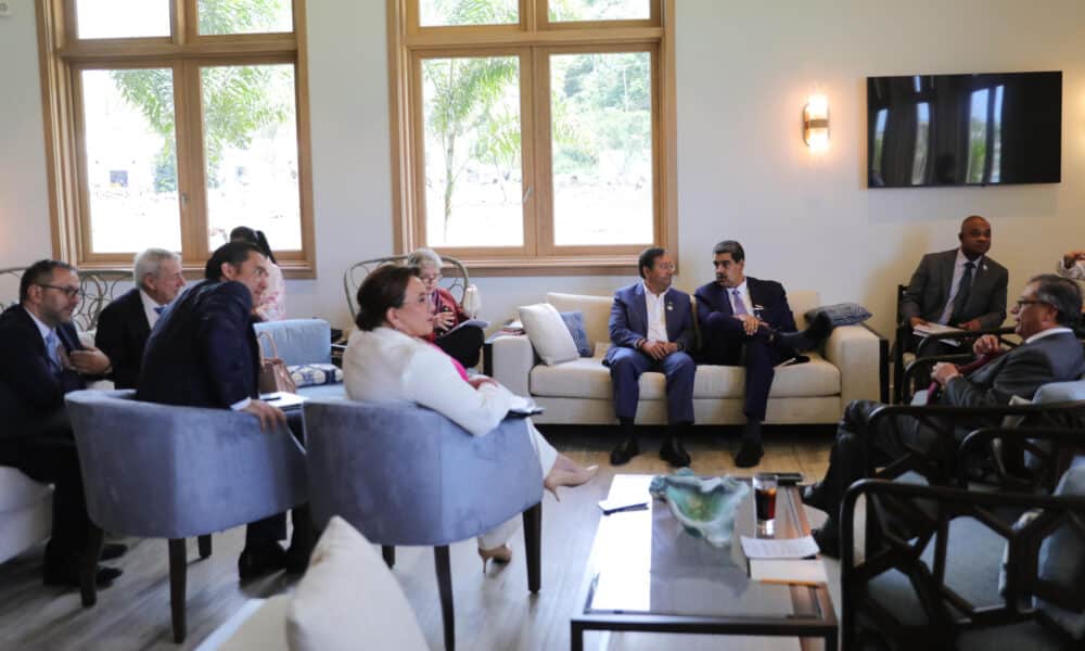 Fotografía cedida por el Palacio de Miraflores que muestra una reunión de mandatarios al margen de la cumbre de la Celac, este viernes en Kingstown (San Vicente y las Granadinas). EFE/Cortesía Palacio de Miraflores