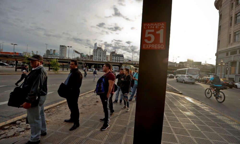 Pasajeros esperan en una parada de autobús, en una fotografía de archivo. EFE/Juan Ignacio Roncoroni