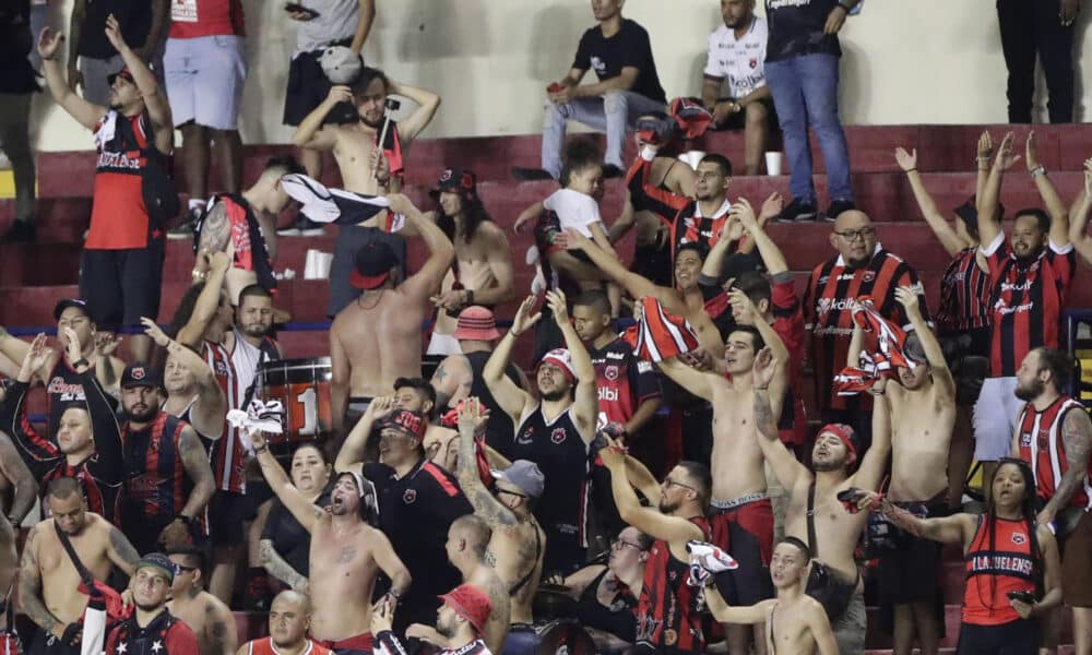 Fotograsfía de archivo en la que se registró a un grupo de hinchas del club costarricense de fútbol Alajuelense. EFE/Bienvenido Velasco