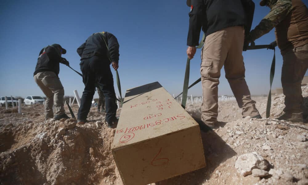 Personal de Servicios Periciales y Ciencias Forenses inhuman en la Fosa Común del panteón San Rafael en Ciudad Juárez, este viernes en Ciudad Juárez en el estado de Chihuahua (México). EFE/Luis Torres