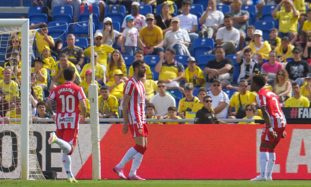 El delantero del Almería Leo Baptistao (c), celebra su gol durante el partido de la jornada 29 de LaLiga EA Sports que se disputó en el Estadio Gran Canaria.- EFE/ Angel Medina G.