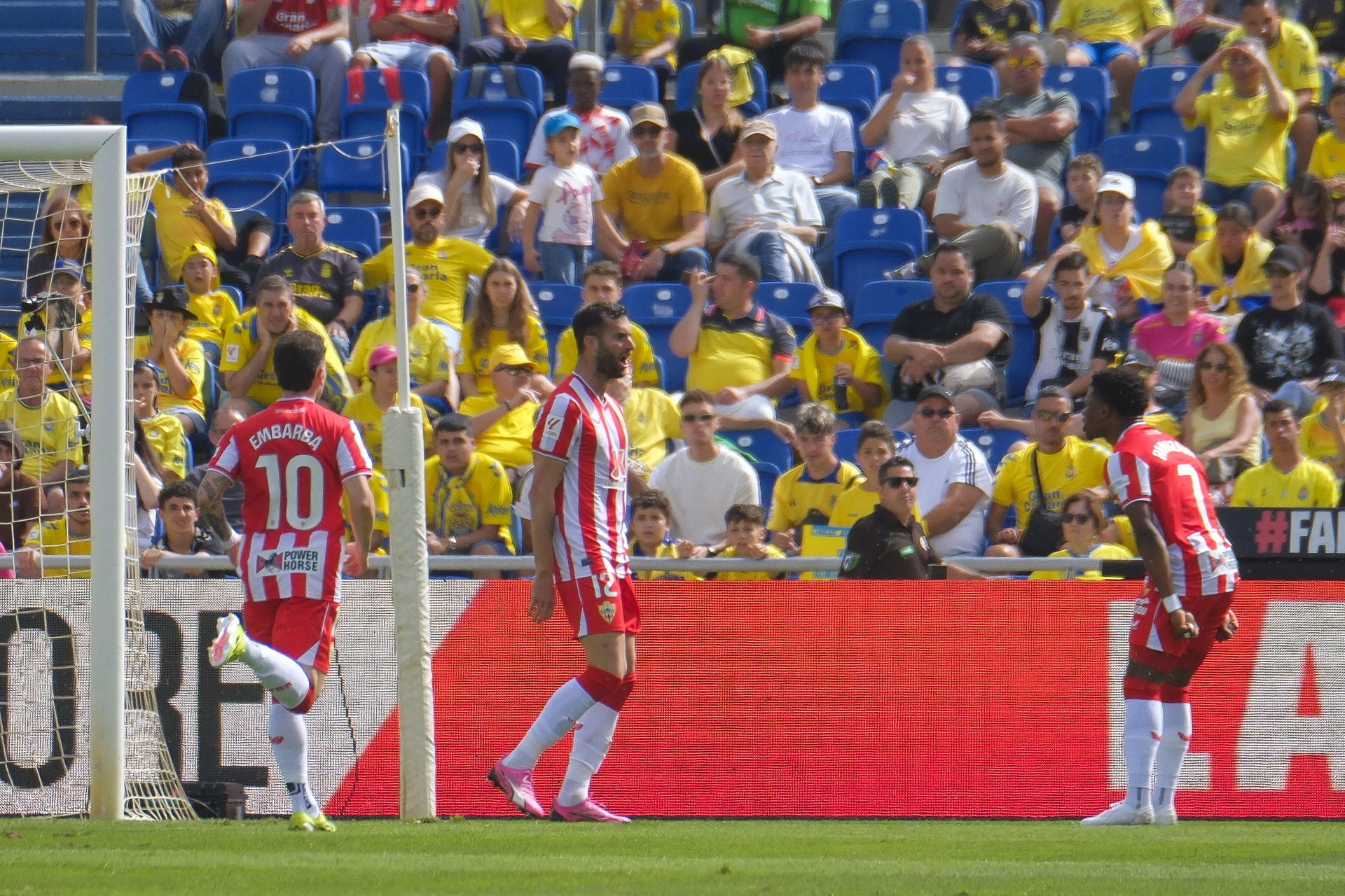 El delantero del Almería Leo Baptistao (c), celebra su gol durante el partido de la jornada 29 de LaLiga EA Sports que se disputó en el Estadio Gran Canaria.- EFE/ Angel Medina G.