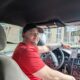 El cubano Jorge Saldivar posa para EFE en el interior de su auto el domingo 10 de marzo de 2024, en Houston, Texas (EE.UU.). EFE/ Sarah Yáñez-richards