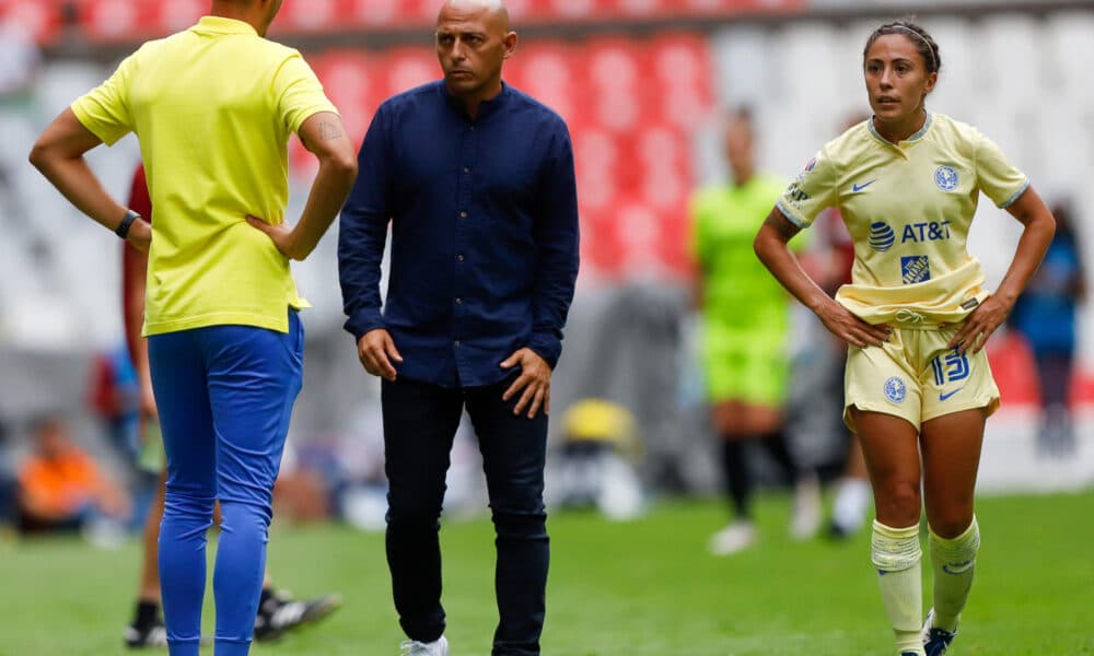 Imagen de archivo del técnico español del equipo América de México Ángel Villacampa durante un partido celebrado en el estadio Azteca, en la Ciudad de México (México). EFE/Isaac Esquivel