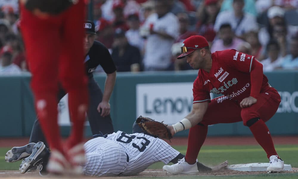 José Rojas (i) de los Yankees se barre en una base ante José Marmolejos (d) de los Diablos Rojos durante un juego amistoso entre los Yankees de Nueva York y Diablos Rojos del México este domingo, en el estadio Alfredo Harp Helú en la Ciudad de México. (México). EFE/Isaac Esquivel