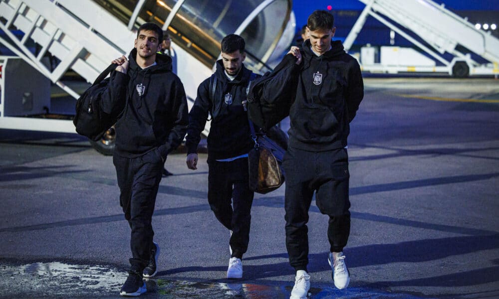 Los jugadores de la selección española Gerard Moreno (i), Álex Baena (c) y Fabián Ruiz (d), a su llegada a Londres, Reino Unido, donde el combinado nacional se enfrentará mañana a la selección de Colombia en un encuentro amistoso. EFE/RFEF/Pablo García