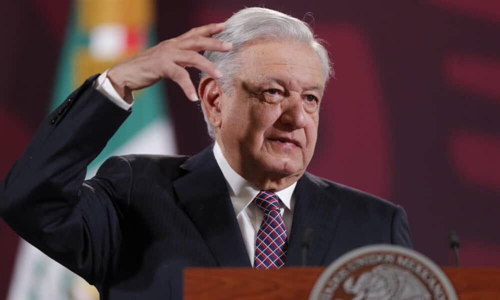 El presidente de México Andrés Manuel López Obrador habla en una rueda de prensa este miércoles, en Palacio Nacional, en la Ciudad de México (México). EFE/ Isaac Esquivel