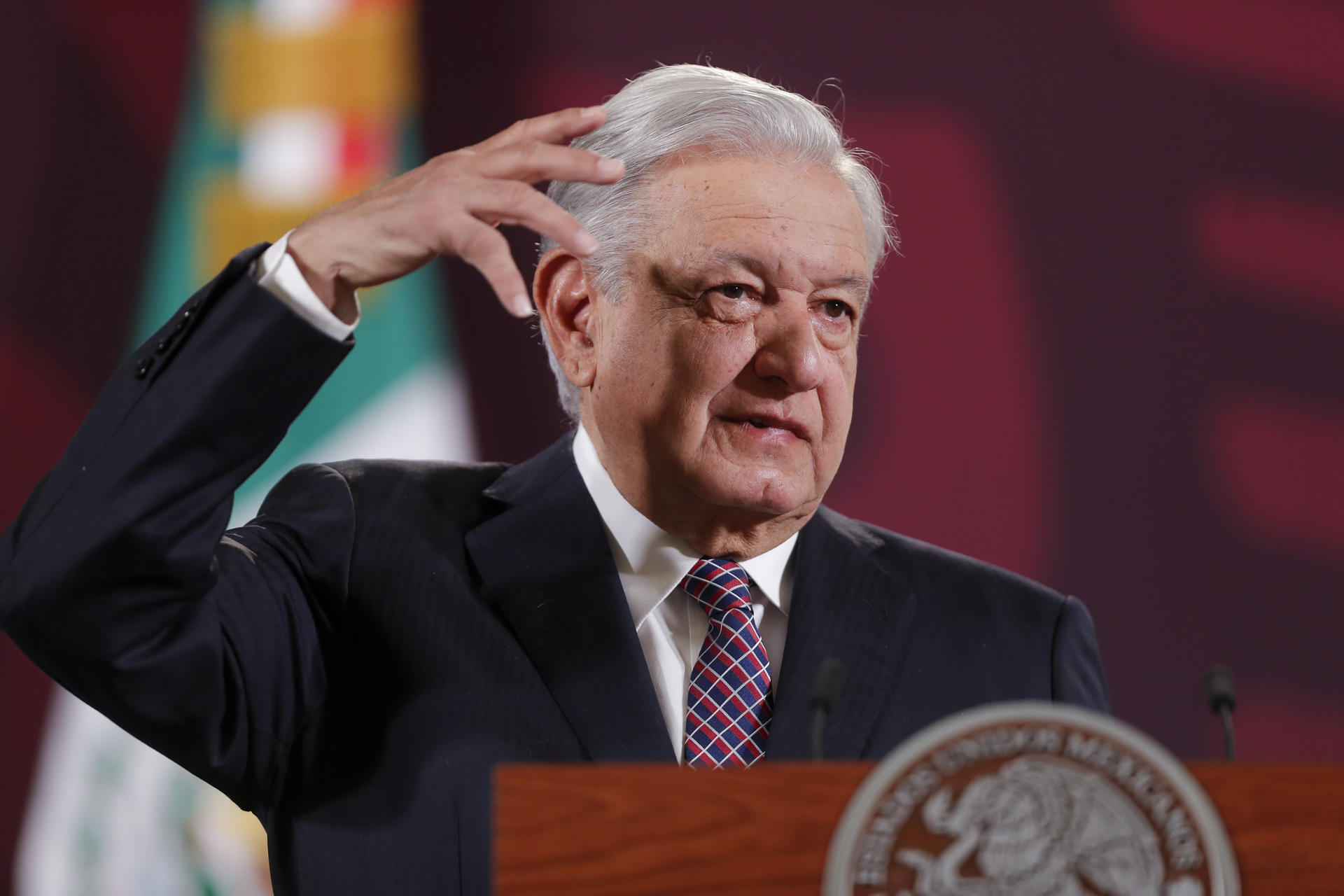 El presidente de México Andrés Manuel López Obrador habla en una rueda de prensa este miércoles, en Palacio Nacional, en la Ciudad de México (México). EFE/ Isaac Esquivel
