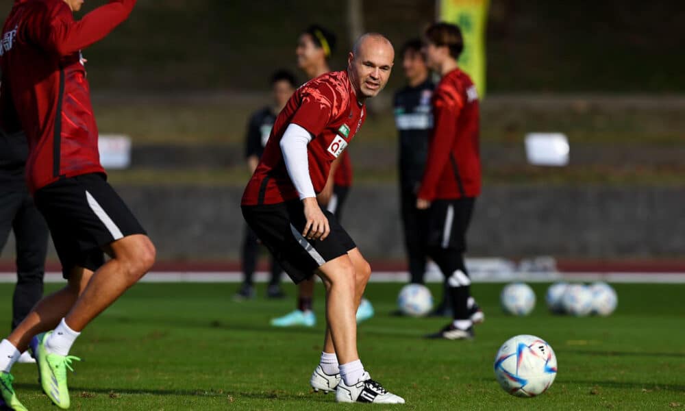 Fotografía de archivo, tomada en enero de 2023, en la que se registró al futbolista español Andrés Iniesta (c), durante un entrenamiento con el equipo japonés Vissel Kobe, en Tokio (Japón). EFE/Setsuda