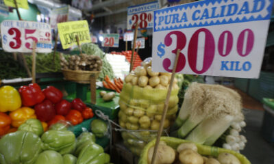 Fotografía de archivo en donde se observa un puesto de verduras con los precios de cada producto en el mercado de Jamaica de la Ciudad de México (México). EFE/Sashenka Gutiérrez