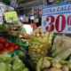 Fotografía de archivo en donde se observa un puesto de verduras con los precios de cada producto en el mercado de Jamaica de la Ciudad de México (México). EFE/Sashenka Gutiérrez