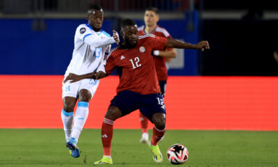 Joel Campbell (d) de Costa Rica disputa el balón con Darixon Vuelto de Honduras este sábado, en un partido de la Liga de Naciones de la Concacaf en el estadio Toyota de Frisco, Texas (EE.UU.). EFE/ Carlos Ramírez