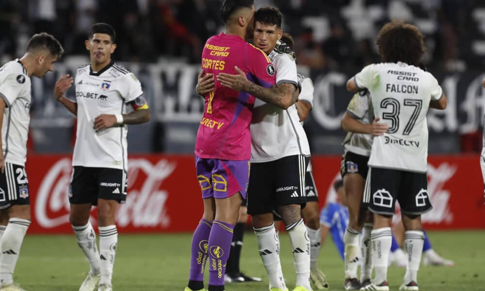 Jugadores de Colo Colo celebran el paso a la siguiente fase de Copa Libertadores este jueves, al finalizar un partido de la segunda fase de la Copa Libertadores entre Colo Colo y Godoy Cruz, en el estadio Monumental de Santiago (Chile). EFE/Osvaldo Villarroel