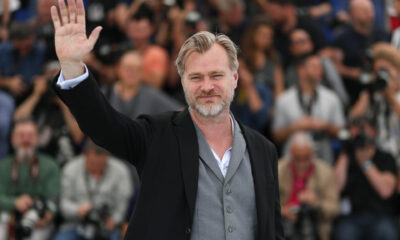 Fotografía de archivo fechada el 12 de mayo de 2018 donde aparece el director de cine británico Christopher Nolan mientras saluda a su llegada al Festival de Cannes (Francia). EFE/ Archivo