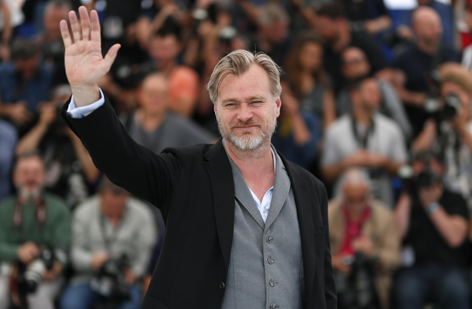 Fotografía de archivo fechada el 12 de mayo de 2018 donde aparece el director de cine británico Christopher Nolan mientras saluda a su llegada al Festival de Cannes (Francia). EFE/ Archivo