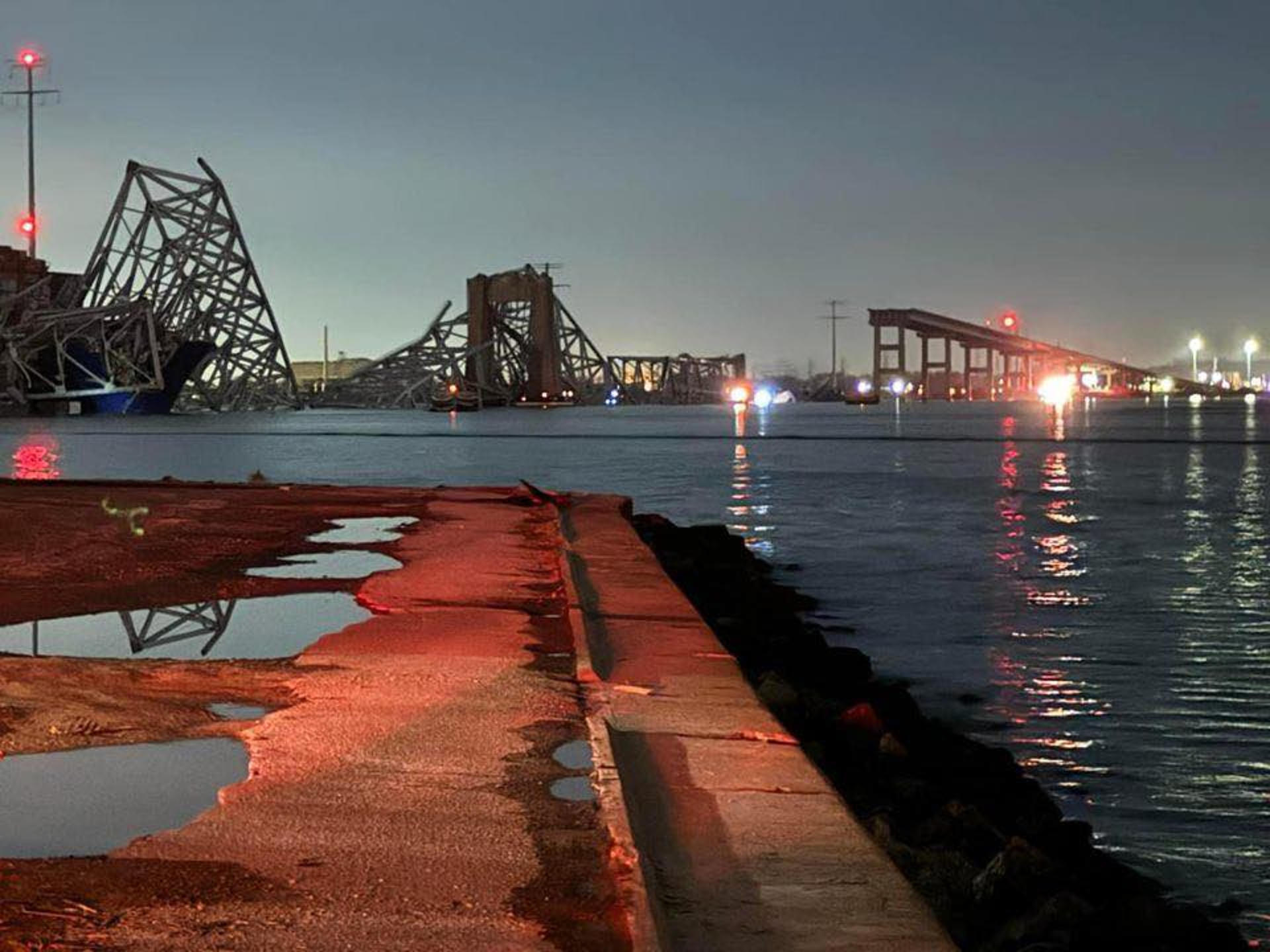 Imagen del derrumbe de un puente de Baltimore (norte de EE.UU) sobre el río Patapsco a causa del choque de un carguero contra uno de sus pilares, el 26 de marzo de 2024.EFE/ Harford County Fire And Ems SOLO USO EDITORIAL/SOLO DISPONIBLE PARA ILUSTRAR LA NOTICIA QUE ACOMPAÑA (CRÉDITO OBLIGATORIO)