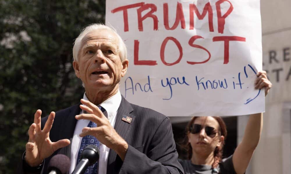 Fotografía de archivo fechada el 30 de agosto de 2023 que muestra a Peter Navarro, exasesor de Donald Trump, durante una declaraciones a los medios, en Washington (EE.UU.). EFE/Michael Reynolds