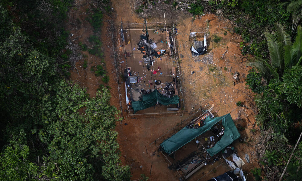 Fotografía de archivo de un campamento de minería ilegal en la Floresta Ambiental Itaituba II (Brasil). EFE/André Borges