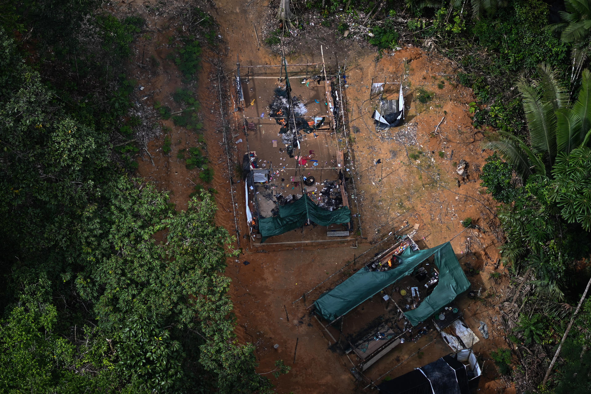Fotografía de archivo de un campamento de minería ilegal en la Floresta Ambiental Itaituba II (Brasil). EFE/André Borges