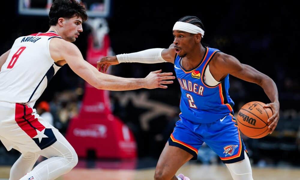 Fotografía de archivo en la que se registró a Shai Gilgeous-Alexander (d), base de los Thunder de Oklahoma City, quien aportó 35 puntos, ocho rebotes y nueve asistencias para guiar el triunfo de su equipo 118-110 sobre los Suns de Phoenix en la NBA. EFE/Will Oliver