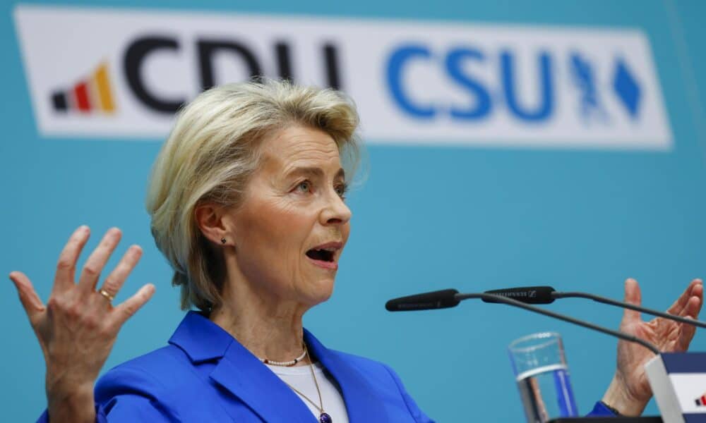 La Presidenta de la Comisión Europea, Ursula von der Leyen, habla durante una conferencia de prensa. EFE/EPA/HANNIBAL HANSCHKE