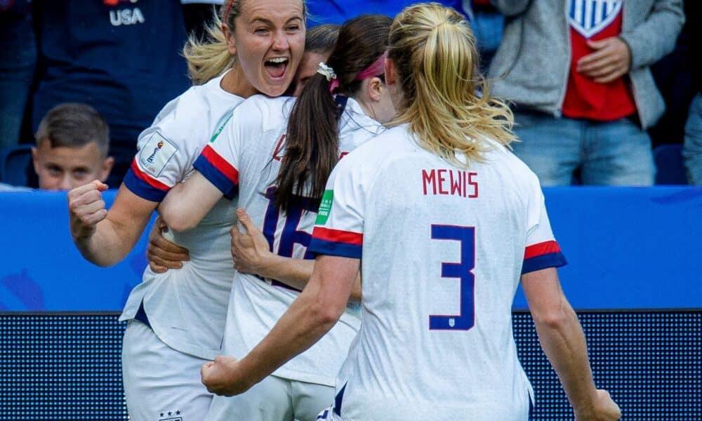 Fotografía de archivo en la que se registró a la futbolista estadounidense Lindsey Horan (i) al celebrar un gol que anotó para la selección de su país. Horan convirtió, de tiro penal, el primero de los tres goles con los que su equipo se impuso a la selección de Colombia y que le permitió el paso a las semifinales de la Copa Oro femenina de la Concacaf. EFE/Peter Powell