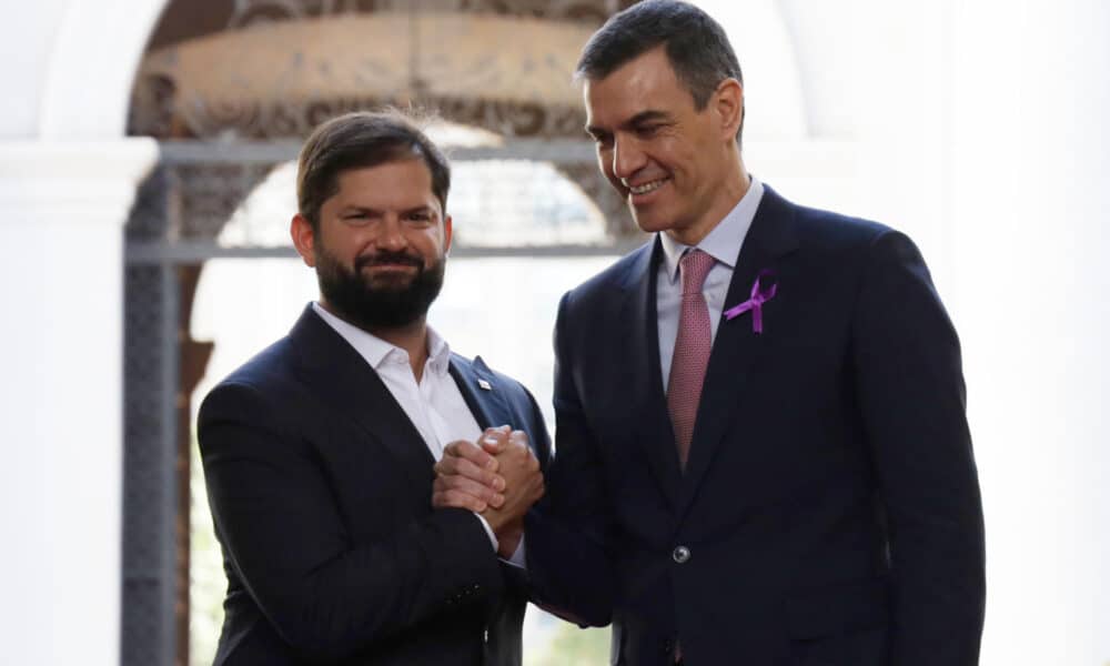 El presidente de Chile, Gabriel Boric (i), posa junto al presidente del Gobierno de España, Pedro Sánchez, durante una visita oficial de Sánchez a Chile, este viernes en el Palacio de la Moneda, en Santiago (Chile). EFE/Ailen Díaz