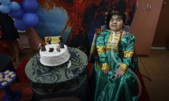 Nicoly Emanuelle Ramos da Silva Costa, de 13 años, participa en una fiesta temática de una película de Disney, el 5 de febrero de 2024, en el Instituto del Cáncer (INCA), en Río de Janeiro (Brasil). EFE/ Antonio Lacerda