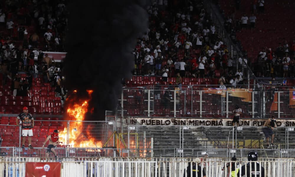 Fotografía fechada el 11 de febrero de 2024 de un foco de fuego en una de las tribunas, donde hinchas de Colo Colo provocaron incidentes, durante la final de la Supercopa en el Estadio Nacional Julio Martínez Prádanos, en Santiago (Chile). EFE/Osvaldo Villarroel