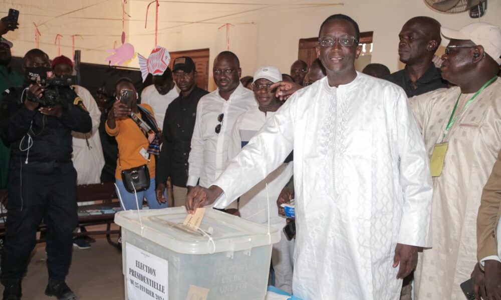 Amadou Ba (centro), candidato de la coalición gobernante, vota para las elecciones presidenciales en Dakar, Senegal, el 24 de marzo de 2024. Los senegaleses están llamados hoy a las urnas para elegir al quinto presidente de la República. Según la Comisión Electoral Nacional Autónoma (CENA), hay 7.371.854 senegaleses procedentes de Senegal y de la diáspora inscritos en el censo electoral. (Elecciones) EFE/EPA/ALIOU MBAYE