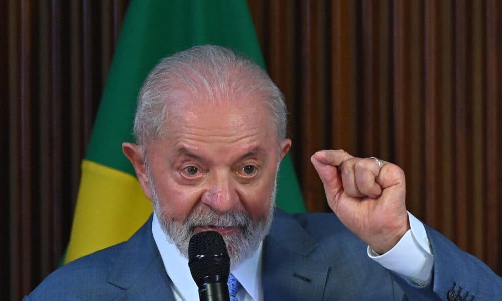 El presidente de Brasil, Luiz Inácio Lula da Silva, habla el 18 de marzo de 2024 durante una reunión con su gabinete de ministros este lunes, en el Palacio de Planalto en Brasilia (Brasil). EFE/ Andre Borges