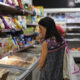 Una mujer hace compras en un supermercado, en Buenos Aires (Argentina), en una fotografía de archivo. EFE/Enrique García Medina
