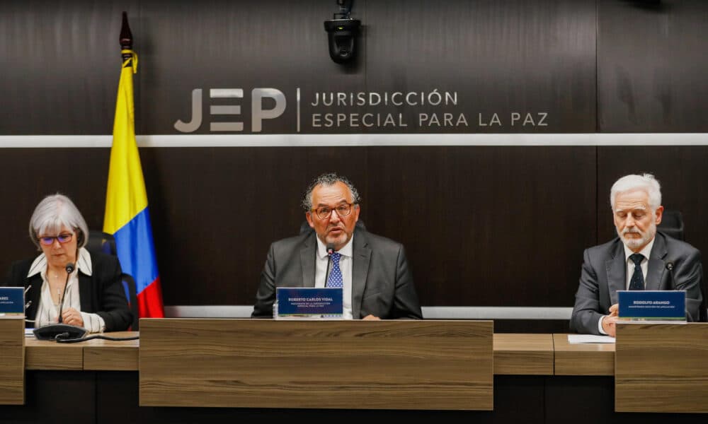 El presidente de la Jurisdicción Especial para la Paz (JEP), magistrado Roberto Vidal (c), habla junto a la presidenta de la sección de apelación de la JEP, magistrada Patricia Linares (i) y el magistrado de la sección de apelación de la JEP, Rodolfo Arango (d). EFE/ Carlos Ortega