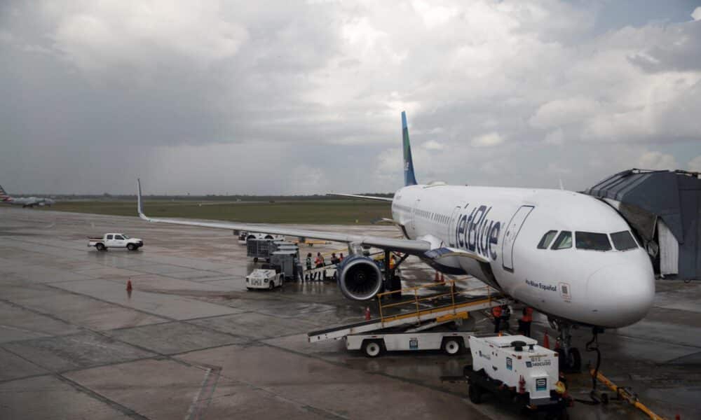 Foto de archivo de un avión de la aerolínea JetBlue. EFE/Orlando Barría