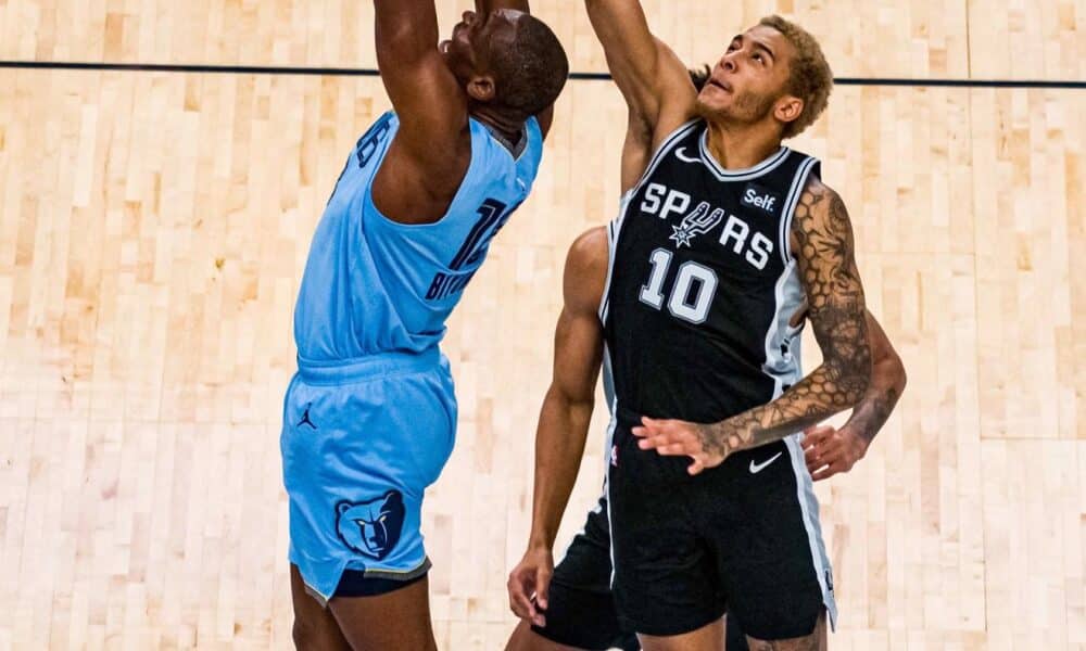 Foto de archivo de Bismack Biyombo (i) entrando a canasta ante la oposición de Jeremy Sochan, de los Spurs. EFE/ Matthew A. Smith