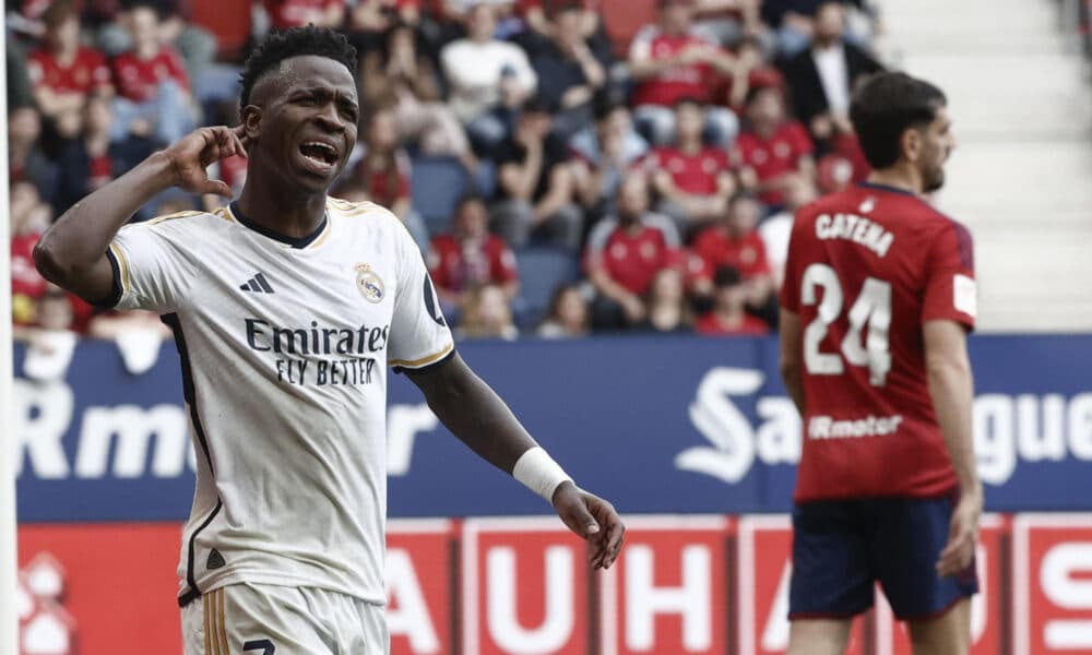 El delantero brasileño del Real Madrid Vinicius Jr, celebra su segundo gol durante el partido de la LaLiga EA Sports entre Osasuna y Real Madrid en el estadio de El Sadar en Pamplona.-EFE/ Jesús Diges