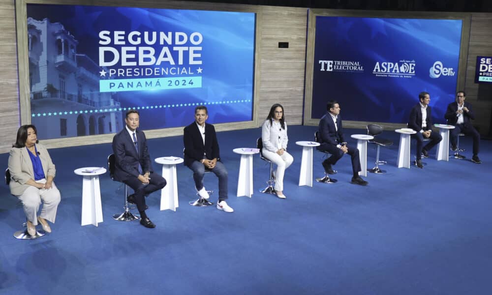 (De i a d) los candidatos a la presidencia de Panamá: Maribel Gordón, Melitón Arrocha, Ricardo Lombana, Zulay Rodríguez, José Gabriel Carrizo, Rómulo Roux, y Martín Torrijos fueron registrados este miércoles, 13 de marzo, durante el segundo debate televisado, en el Centro Deportivo La Basita, en David (Panamá). EFE/Marcelino Rosario