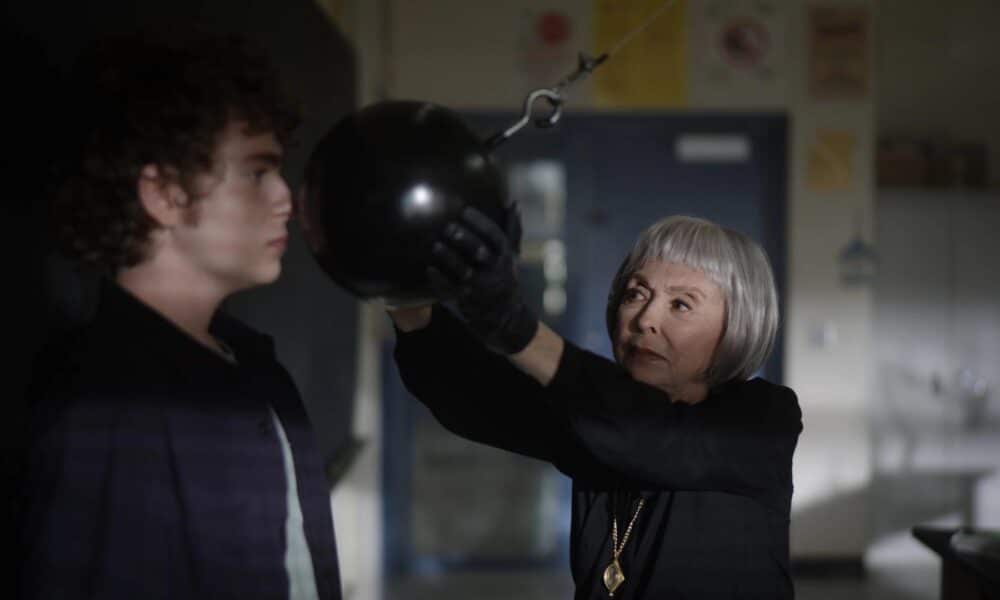 Fotograma cedido por Matthew Rudenberg donde aparecen Connor Kalopsis como Ben Palmer y Rita Moreno como la Sra. Wheeler, durante una escena de la película 'The Prank' de Maureen Bharoocha. EFE/ Matthew Rudenberg / SOLO USO EDITORIAL/ SOLO DISPONIBLE PARA ILUSTRAR LA NOTICIA QUE ACOMPAÑA (CRÉDITO OBLIGATORIO)