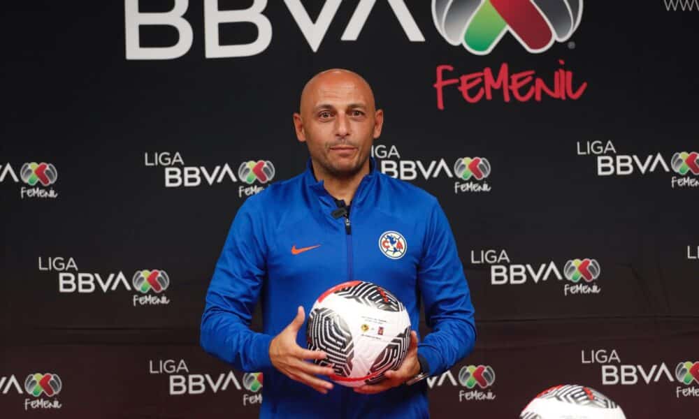 Fotografía de archivo en la que se registró al entrenador del equipo mexicano de fútbol femenino América, el español Ángel Villacampa, en Ciudad de México (México). EFE/Sáshenka Gutiérrez