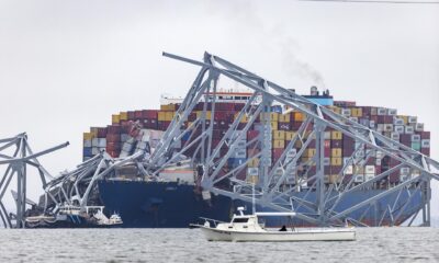 Los restos del puente Francis Scott Key permanecen sobre el carguero Dali, después de que el buque perdiera potencia y chocara con el puente en Baltimore, Maryland , EE.UU., este miércoles. EFE/ Jim Lo Scalzo