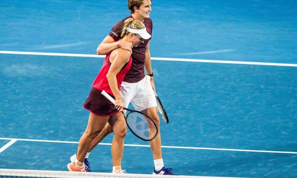 Los alemanes Angelique Kerber y Alexander Zverev en un partido de la Copa Hopman. EPA/TONY MCDONOUGH/Archivo