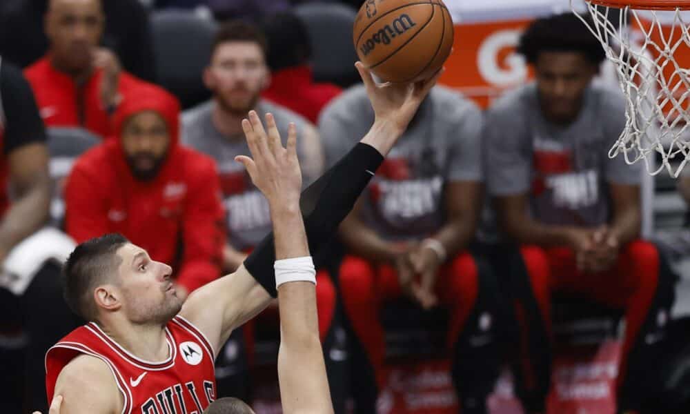 Fotografía de archivo en la que se registró al montenegrino Nikola Vucevic (c), pívot de los Bulls de Chicago, quien aportó un doble doble de 22 puntos y doce rebotes en el triunfo de su equipo 125-99 sobre los Pacers de Indiana en la NBA. EFE/Caroline Brehman