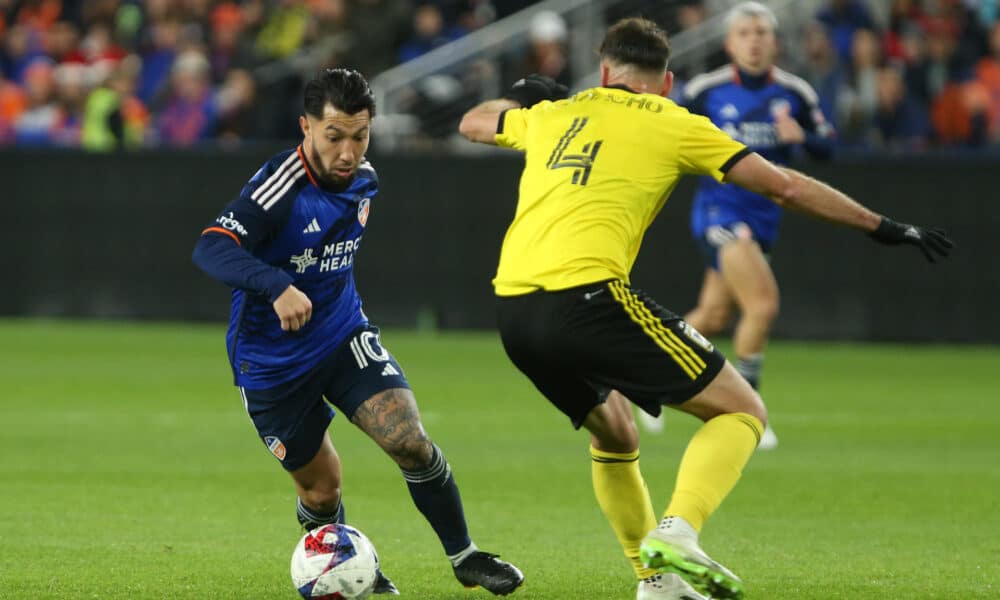 Fotografía de archivo en la que se registró al argentino Luciano Acosta (i), atacante del club estadounidense de fútbol FC Cincinnati, durante un partido de la MLS, en el TQL Stadium, en Cincinnati (Ohio, EE.UU.). EFE/Mark Lyons