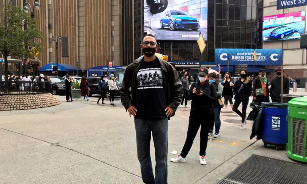 Fotografía de archivo en donde se observa a varias personas esperando para votar en un centro de votación en Madison Square, en Nueva York (EEUU). EFE/ Nora Quintanilla