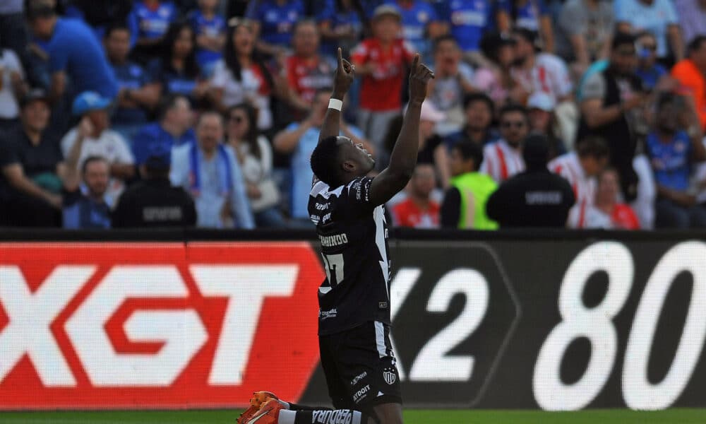 El colombiano Diber Cambindo, delantero del Necaxa, fue registrado este sábado, 16 de marzo, al celebrar un gol que le anotó al Cruz Azul, durante un partido de la jornada 12 del torneo Clausura 2024 de la Liga MX de fútbol en México, en el estadio Ciudad de los Deportes, en Ciudad de México (México). EFE/Alex Cruz